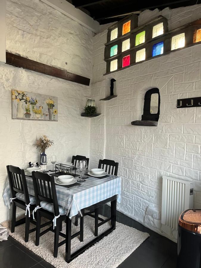 Old Nursery Coity Bagian luar foto